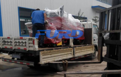 福瑞得機(jī)械座駕壓路機(jī)，路面開槽機(jī)成功裝車及時發(fā)貨